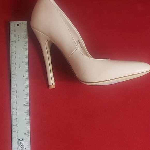 Shoe Dazzle Signature Beatrice Nude Pointy Pump - Picture 2 of 3